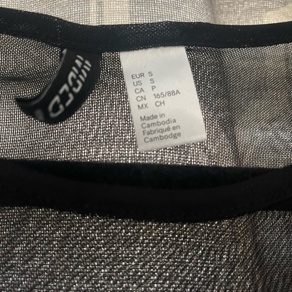 Mesh rose embroidered tee - Picture 3 of 3